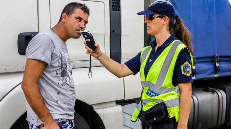 nadzor policistov in carinikov alkohol alkoskop