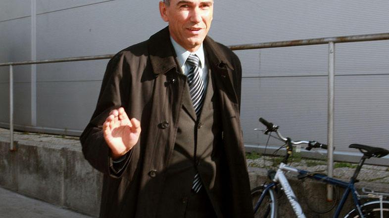 Zaradi objave osebnih podatkov Isajloviča in Perčiča bo moral Janša plačati 830 