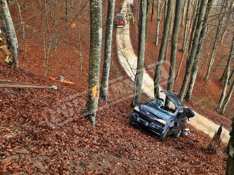 Prometna nesreča, avto zagozden med drevesi