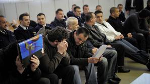 Sredi aprila so preprodajalce mamil pred sodni senat privedli vklenjene v verige