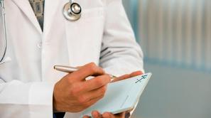 498 zdravnikov več bo delalo v javni mreži čez pet let, ocenjujejo na ZZS. (Foto