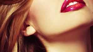 Črtalo za ustnice naj bo svetlejše ali enake barve kot šminka. (Foto:Shutterstoc