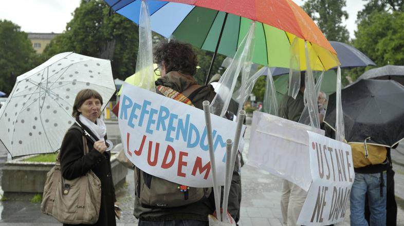 Protest pred parlamentom