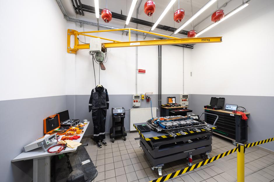 Kompetenčni center za popravilo baterij Emil frey | Avtor: Emil Frey