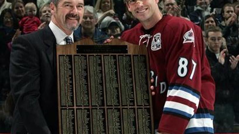 Pierre Turgeon je pred dvema letoma takole prejel priznanje za doseženih 500 gol