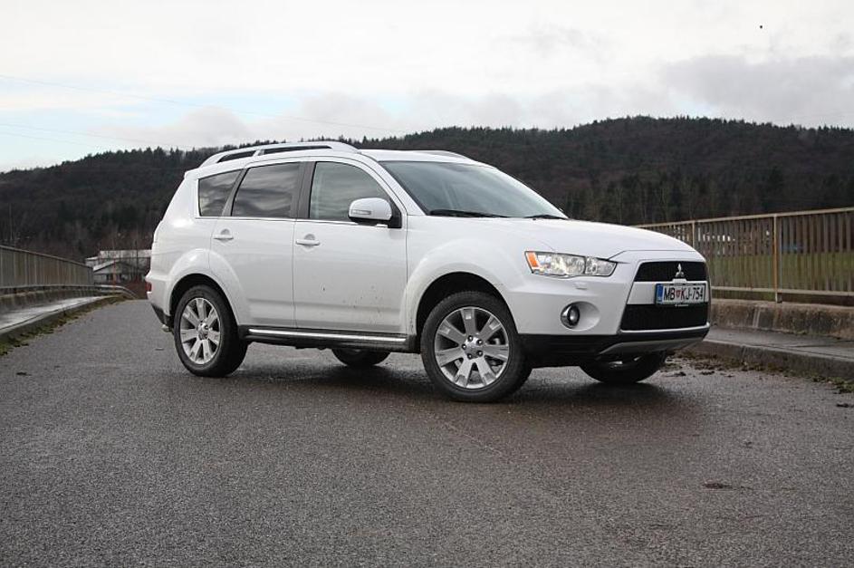 Novi outlander se od predhodnika spredaj sicer konkretno razlikuje, a kljub temu