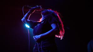 Julie Christmas v Menzi pri koritu, Metelkova mesto