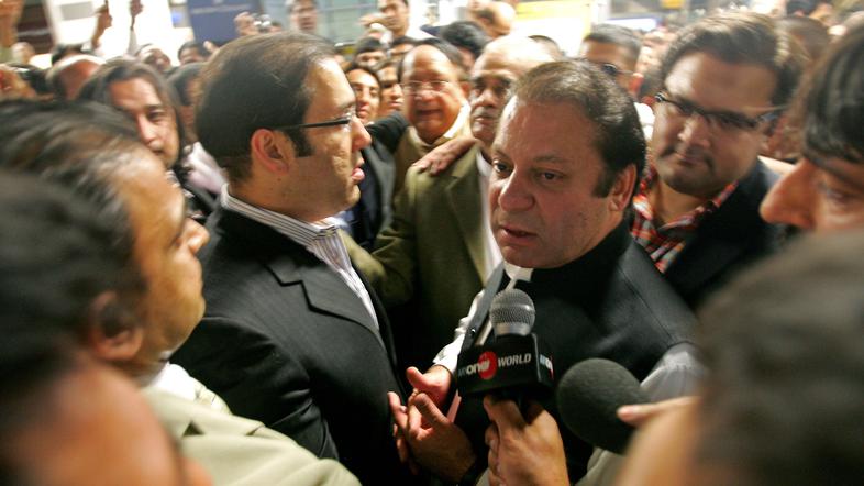 Nekdanji pakistanski premier Navaz Šarif se iz Londona po sedemletnem izgnanstvu