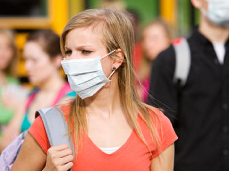 Bolnic se je minuli teden vrnila iz ZDA. Simptome gripe je imela že na letalu, o