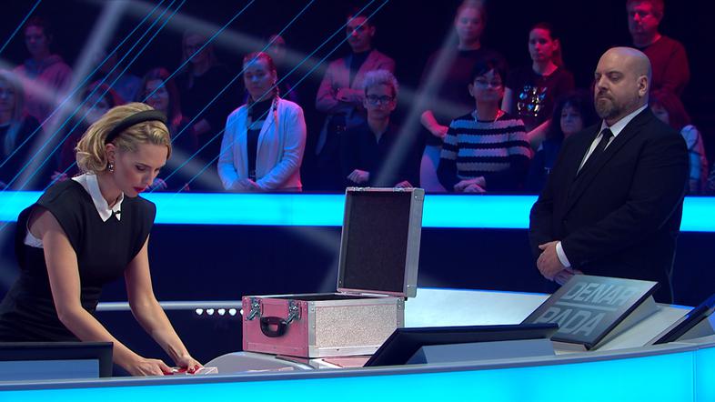 lara medved, denar pada