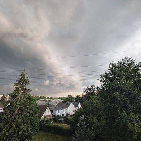 nevihtni oblaki nad hišami