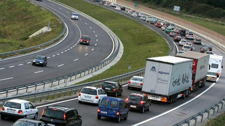 Tudi danes promet poteka po polžje.