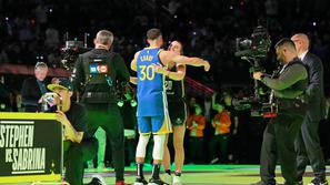 Stephen Curry in Sabrina Ionescu, tekmovanje v metu trojk