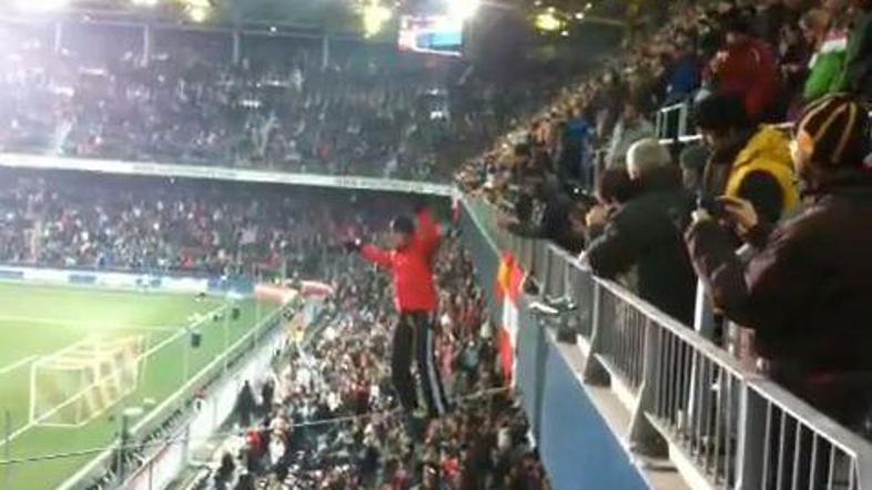 Vrvohodec na nogometni tekmi med Salzburgom in Laziem. (Foto: Youtube)