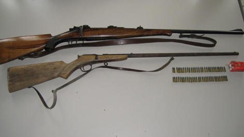 Malokalibrsko puško, lovsko puško in 60 nabojev so policisti našli med hišno pre