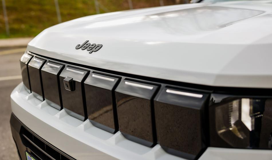 Novi jeep compass: večji SUV z do 650 km dosega in električnim štirikolesnim pogonom