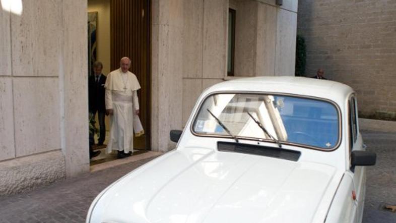 Papež dobil katrco 