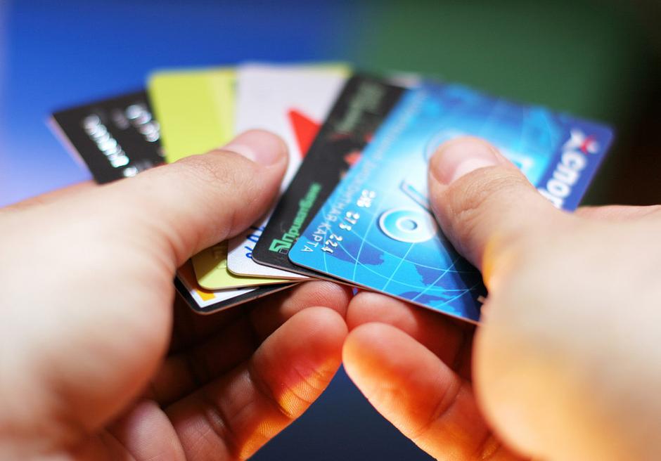 Slovenci imajo v denarnicah povprečno 2,3 kartice. A tudi na spletu najraje plač | Avtor: Žurnal24 main