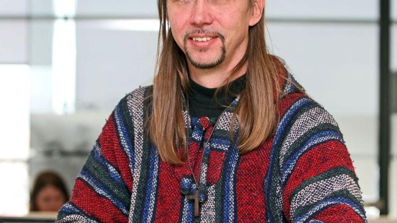 Friškovec meni, da pri svojem delu ni naletel na primere, kjer bi bila neka vers