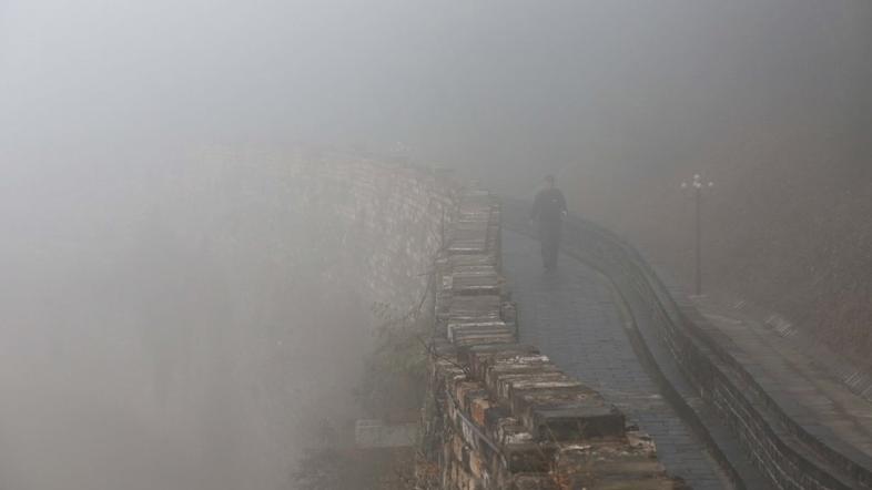 Peging se duši v smogu