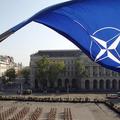 Znak zveze Nato se je na platnu sprememnil v svastiko. © AFP