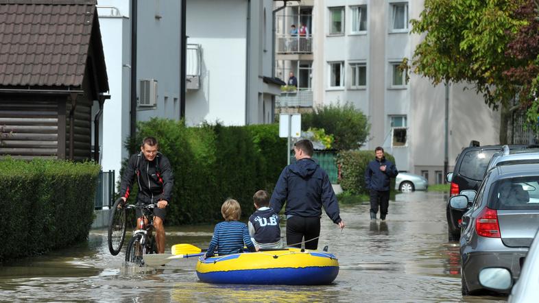 Na stanovanjskih, poslovnih in drugih stavbah so poplave povzročile za okoli 4,6