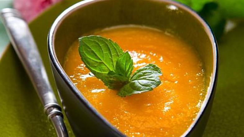 Potresite jo s peteršiljem, koriandrom, drobnjakom ...