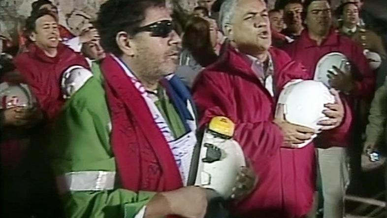 Levo vodja rudarjev pod zemljo Luis Uruza, desno čilski predsednik Pinera. Uruza