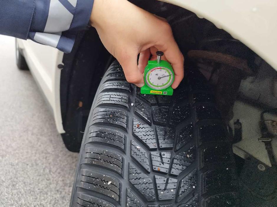 Gume pnevmatike dezen profil globina merjenje | Avtor: Policija