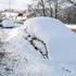 Zaradi močnega sneženja v Dunblainu na Škotskem so vozniki parkirali kar ob cest