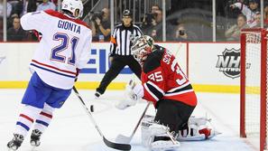 Brian Gionta in Cory Schneider na tekmi med New Jersey Devils in Montreal Canadi