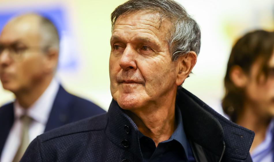 Legendarni kolesar doživel prometno nesrečo, avto se je prevrnil