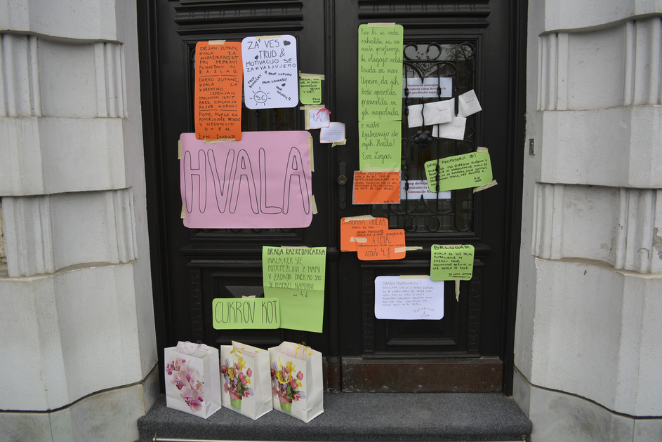 Takole so dijaki Gimnazije Kranj vhodna vrata svoje šole polepili z zahvalami profesorjem.