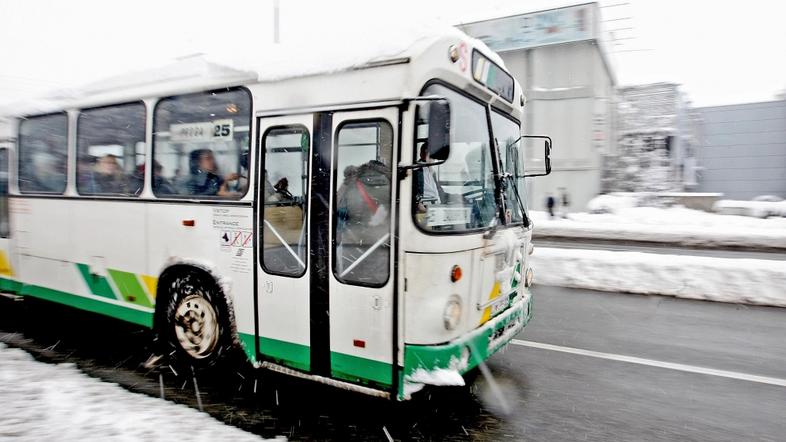 Slovenija 14.01.2013 sneg, LPP mestni avtobus, promet; foto:Sasa Despot