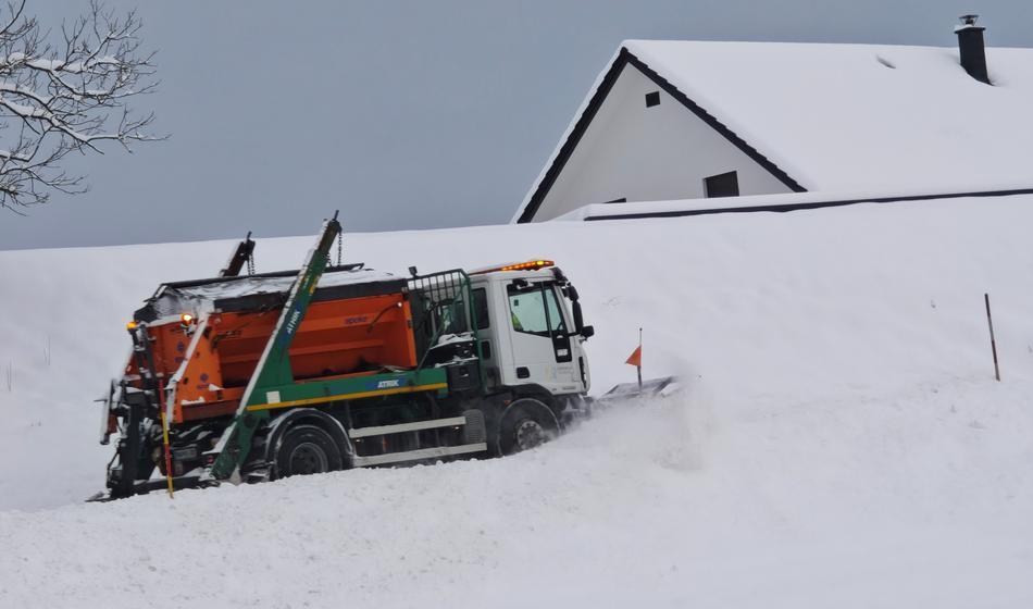 Sneg padal, plugov od nikoder: To je razlog, da so ceste ostale nesplužene