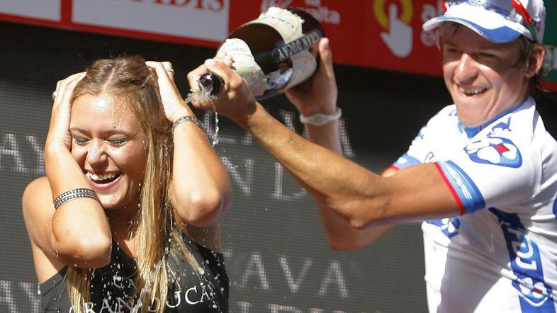 Jevgenij Hutarovič si je dal duška s simpatično špansko hosteso. (Foto: Reuters)