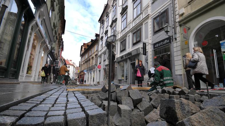Za tlakovanje so delavci uporabili pohorski tonalit. foto: Anže Petkovšek
