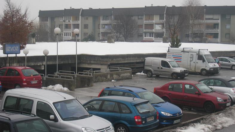 V ozadju je ena od treh garaž v tej soseski, ki bi jih kranjska mestna uprava ra