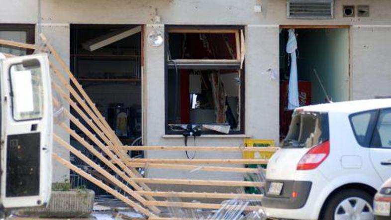 Posledice razdejanja pred lokalom