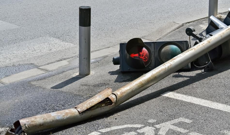 Tragična smrt na cestah: v prometnih nesrečah umrl motorist