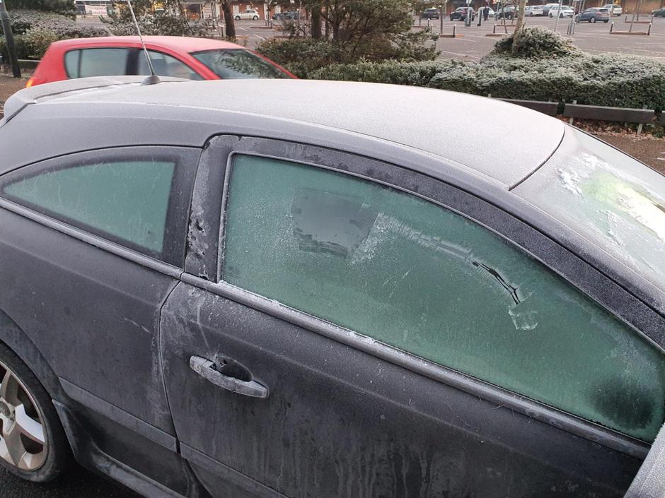 Zaledenela stekla na vozilih | Avtor: Sussex Roads Police/Twitter