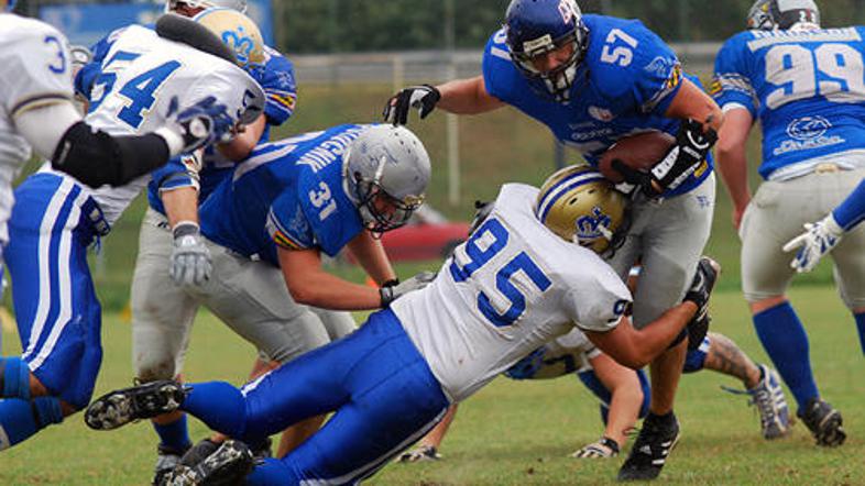 Silverhawksi (modri) so na igrišču v Medvodah ugnali Monarchse (beli).