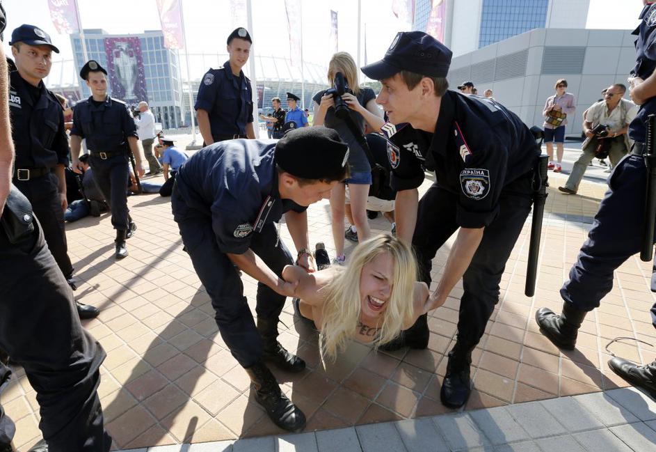 Društvo Femen proti policiji