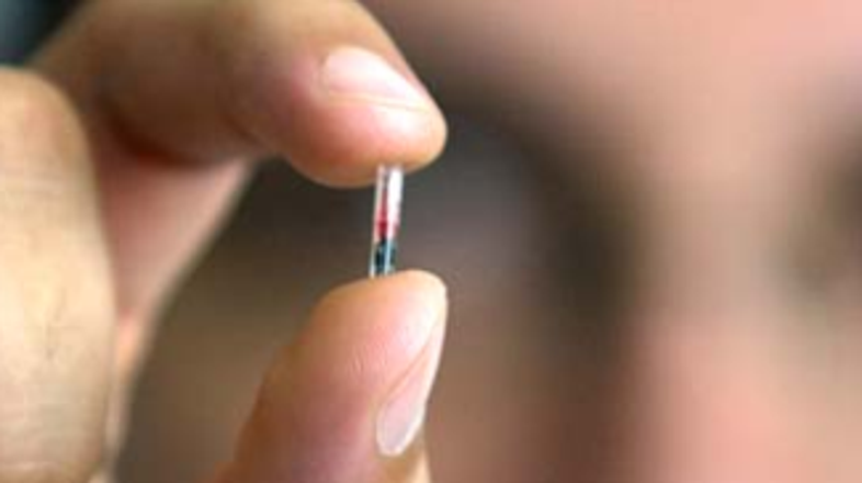 Mali čip, ki bi ga osebe nosile pod kožo, bi vladam omogočal učinkovit nadzor na