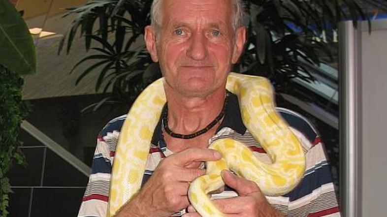 Jürgen Hergert z eno najdražjih kač na svetu, za katero bi si menda lahko kupili