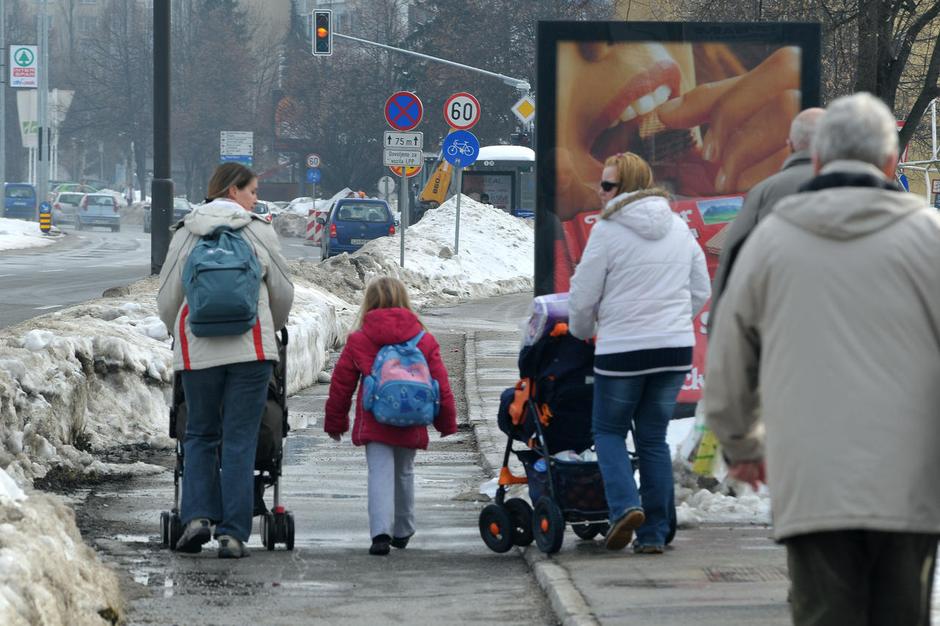 Tudi mamice z vozički, šolarji in upokojenci so prisiljeni stopiti na kolesarsko | Avtor: Žurnal24 main