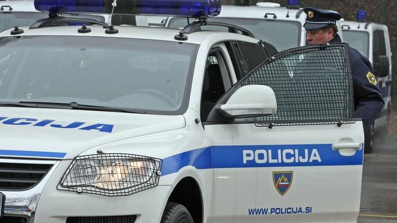 slovenija 09.01.08 policist, slovesna predaja 65 specialnih vozil znamk Renault 