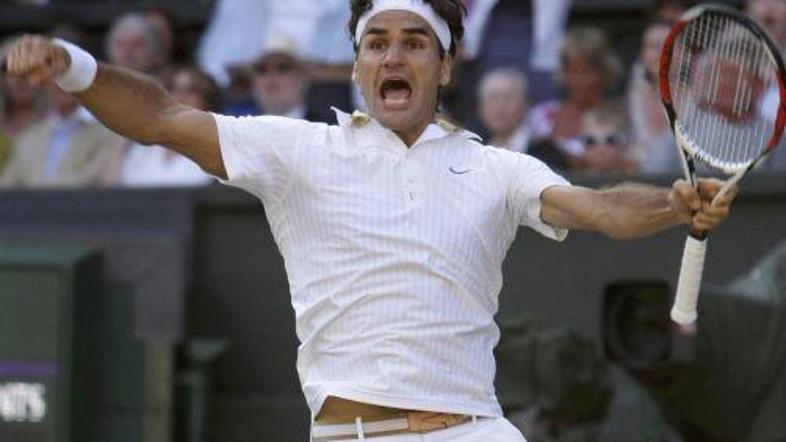 Federer, ki je nazadnje osvojil šesti grand slam v Wimbledonu, je nogometašem Li