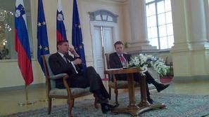 Pahor in Žbogar ob predstavitvi argumentov za arbitražni sporazum. (Foto: K. K.)