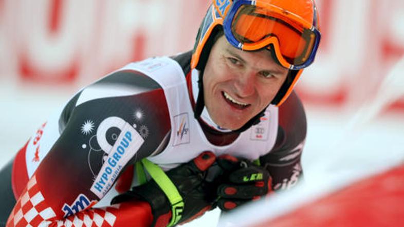 Ivica Kostelić je zaradi poškodbe hrbta zapustil Val d'Isere.